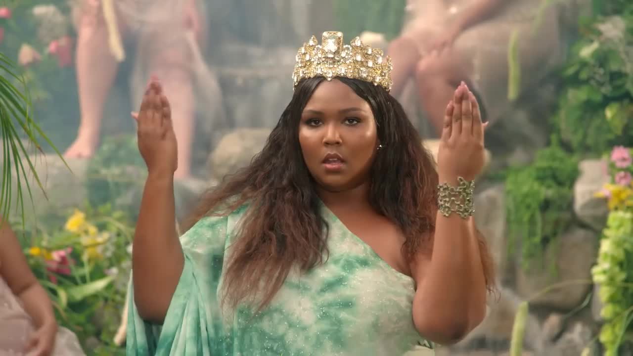 Заказ гифок. Lizzo gif. Lizzo Bye. Певица Лиззо клипы. Lizzo Bye Beach.