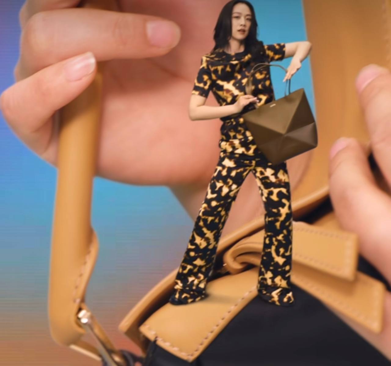 LOEWE представили коллекцию женской одежды в новой завораживающей ...